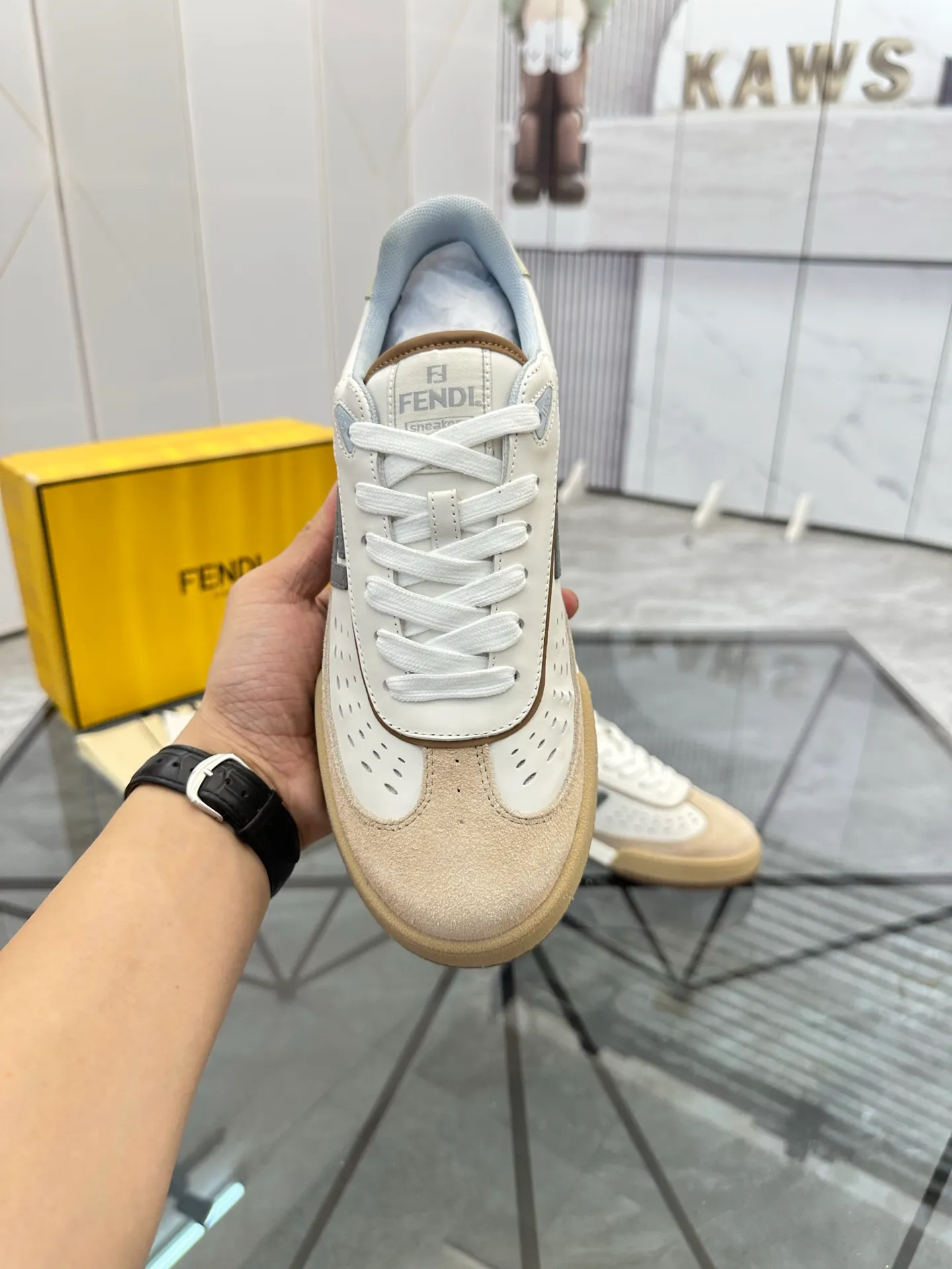 Selling men's shoes 💰: 💰P620¥ Top quality Product trademark: Fendi* "Fendi*" low-top casual shoes Regular size: 35-44 (can be customized to 38.45.46) Product material: imported first-layer nubuck leather upper, breathable lining, original outsole. No.:H208